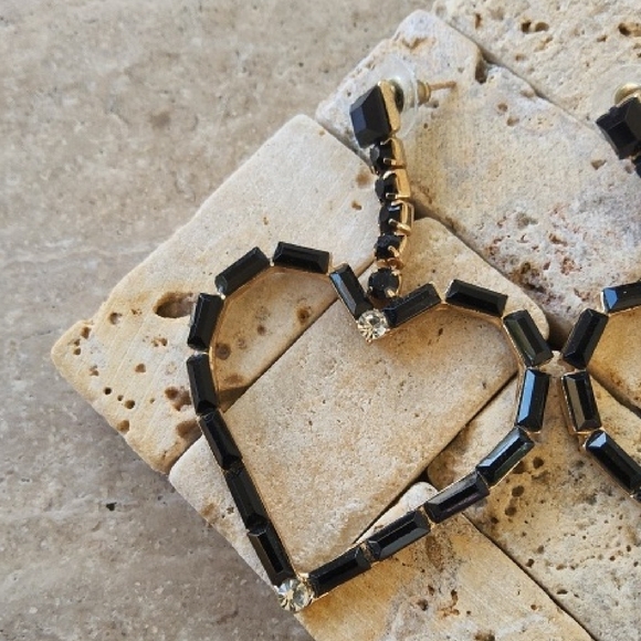 Elegant Black Heart Earrings - Picture 2 of 4